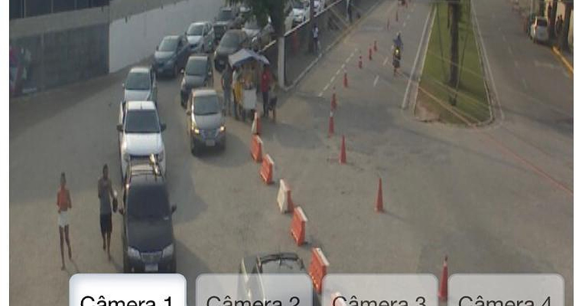 Mesmo com alerta de tempestade, turistas lotam fila de balsa para Ilhabela; espera é de 210 minutos