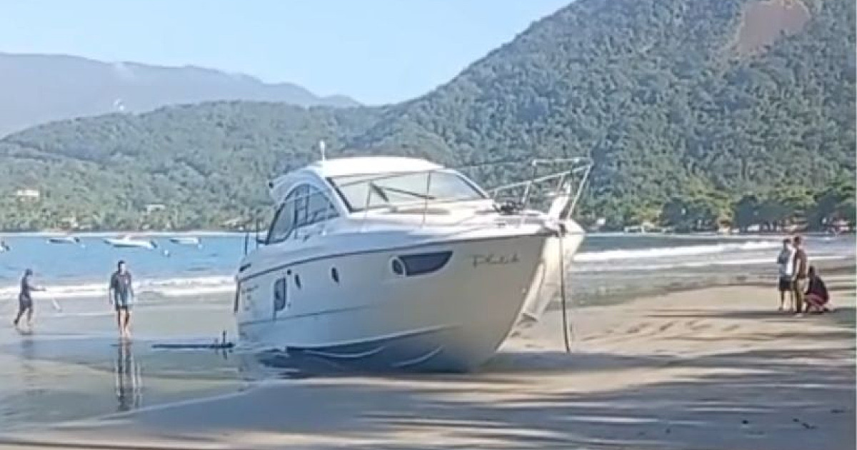 VÍDEO: Ondas fortes arrastam embarcação e provocam encalhe na Praia do Lázaro, em Ubatuba