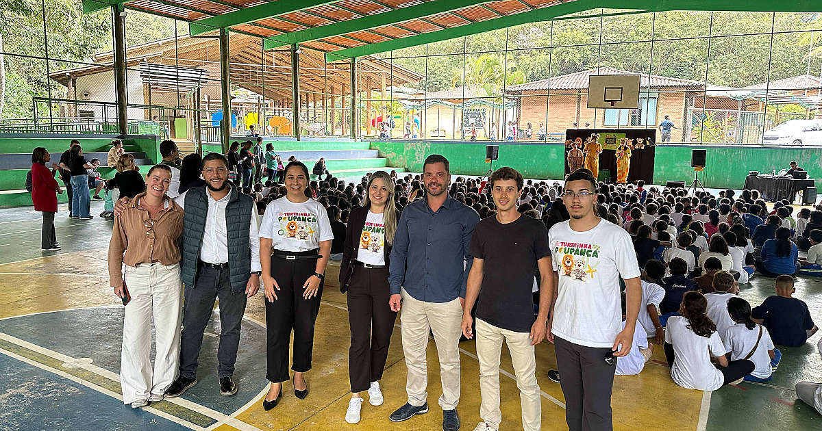 Teatro sobre educação financeira é apresentado para alunos em Ilhabela