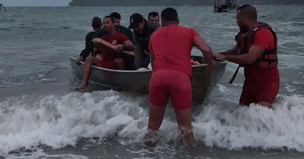Barco com família é arrastado por ressaca e quase naufraga em Ubatuba