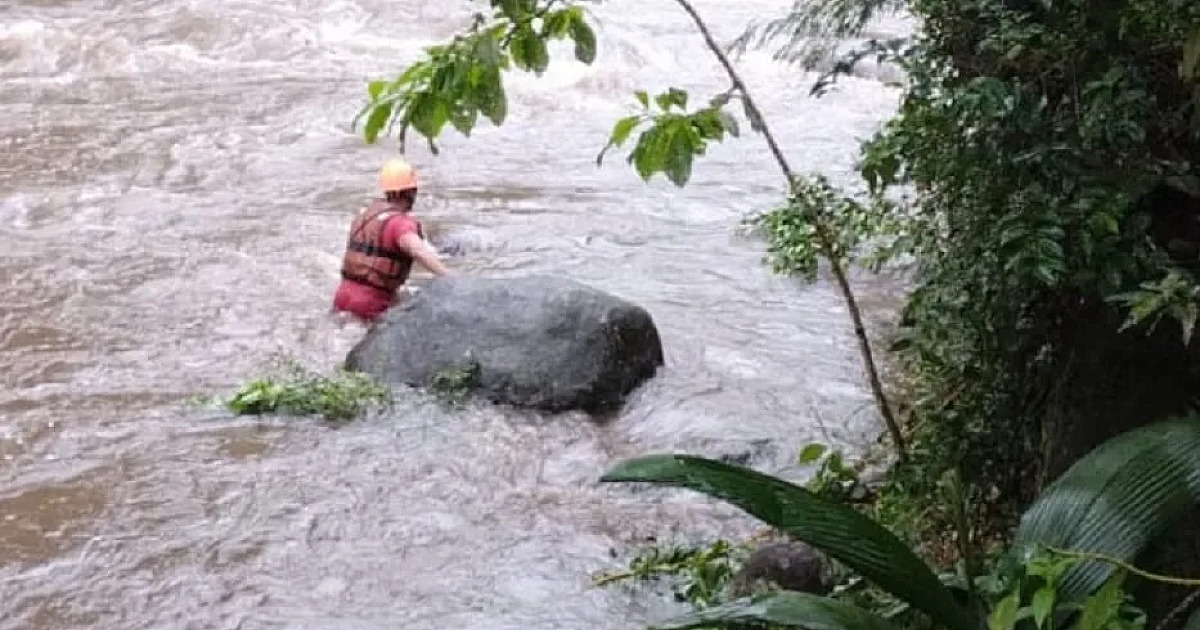 Jovens ficam ilhados em cachoeira de Ubatuba e são resgatados pelos bombeiros