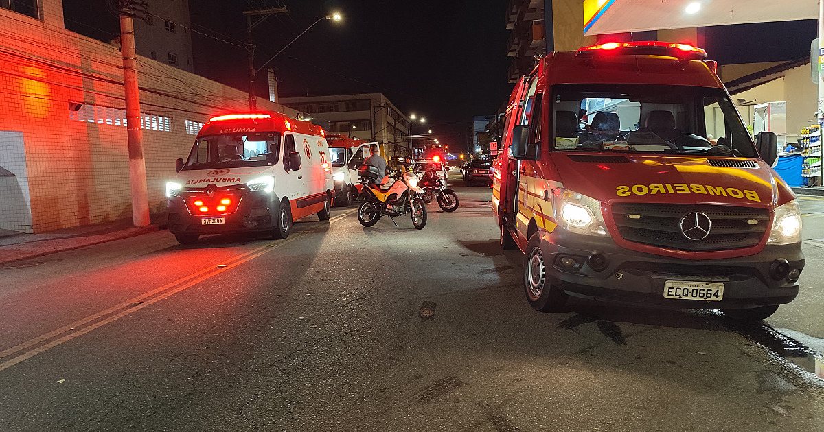 Acidente entre motos deixa dois feridos no Centro de Caraguatatuba