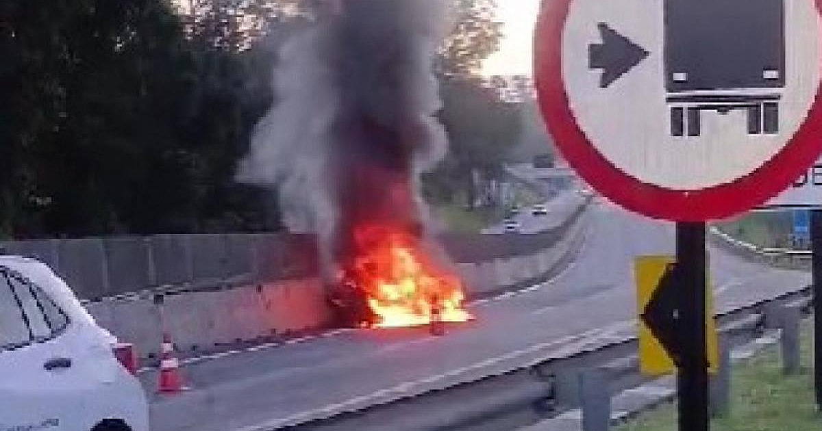 Carro colide em barreira de concreto , pega fogo e causa lentidão na Rodovia dos Tamoios