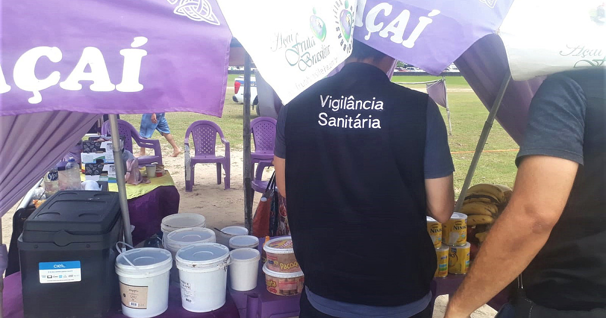 Força-tarefa da Prefeitura de Caraguatatuba fiscaliza comércio ambulante na Praia do Indaiá