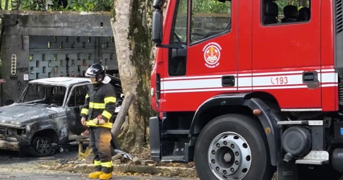 Veículo pega fogo na Rodovia Oswaldo Cruz em Ubatuba