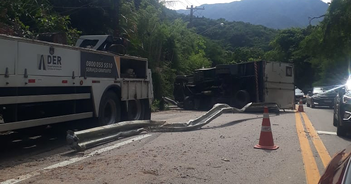 Caminhão tomba na serra de Maresias e assusta motoristas e passageiros de ônibus
