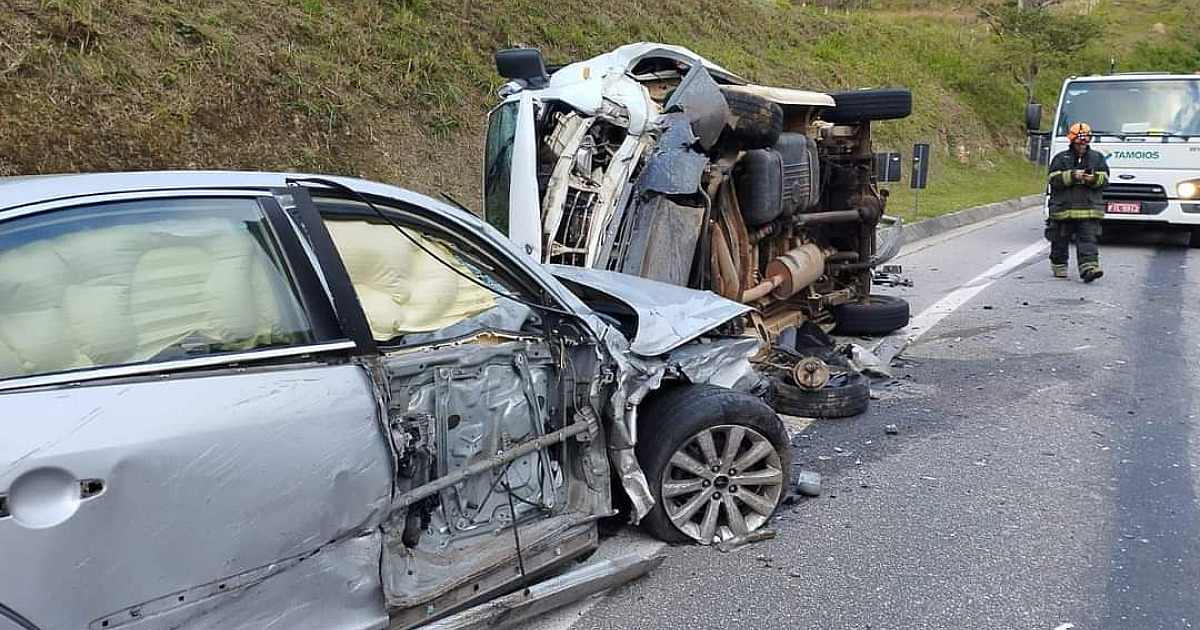 Quinze ficam feridos em acidente na Tamoios durante o fim de semana