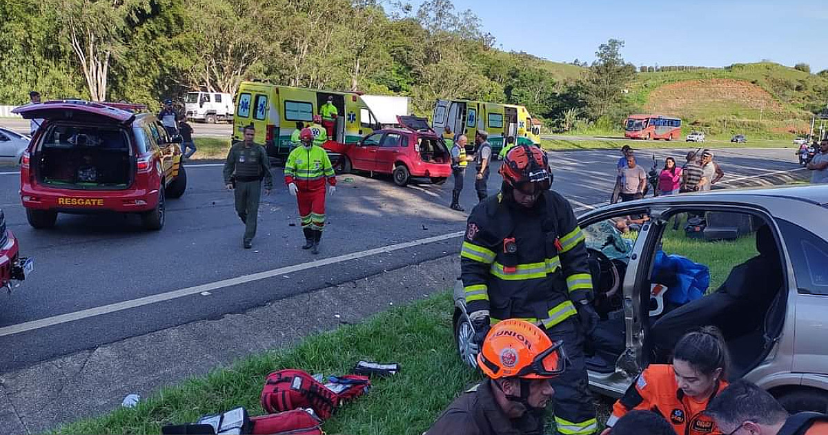 Colisão com três veículos deixa 5 feridos na saída da Rodovia dos Tamoios para Caraguatatuba