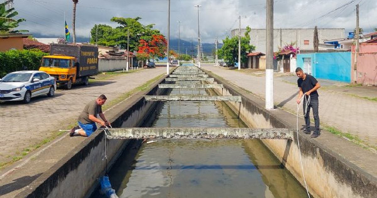 Secretaria de Meio Ambiente instala Ecobarreira em córrego do Canto do Mar para evitar poluição em manguezais, praias e ambiente marinho