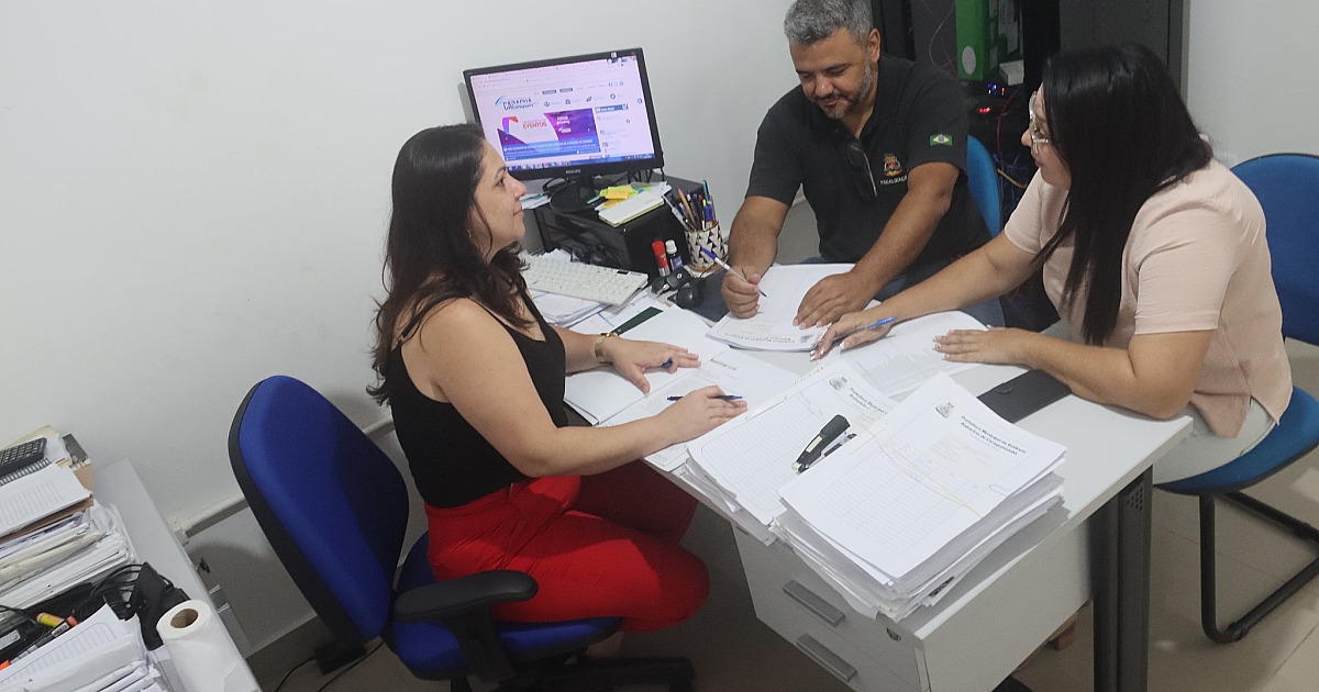 Prefeitura de Caraguatatuba entrega licenças do comércio ambulante de 2023 e coletes de identificação