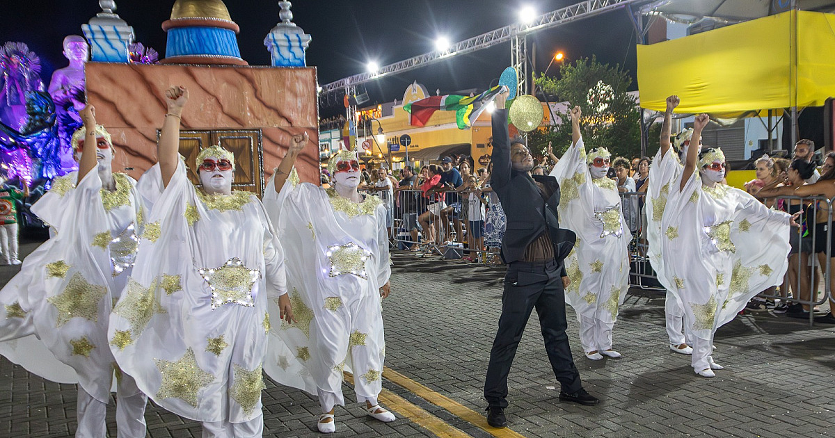 Desfile das Escolas de Samba agita o Carnaval 2026 de São Sebastião na Rua da Praia