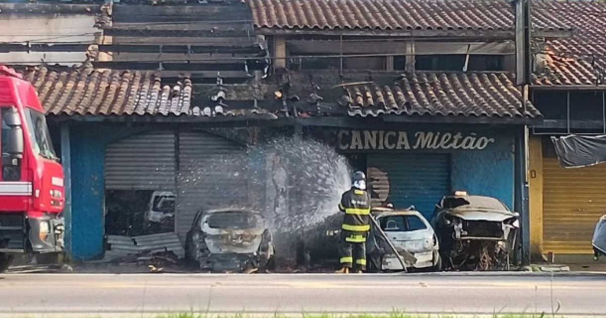 Fogo queima 9 veículos em oficinas mecânicas e lojas em Ubatuba
