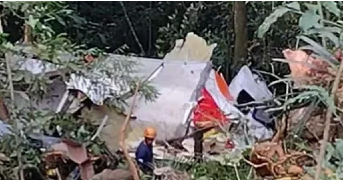 Motorista e ajudante ficam feridos em acidente com caminhão baú na Rodovia Oswaldo Cruz
