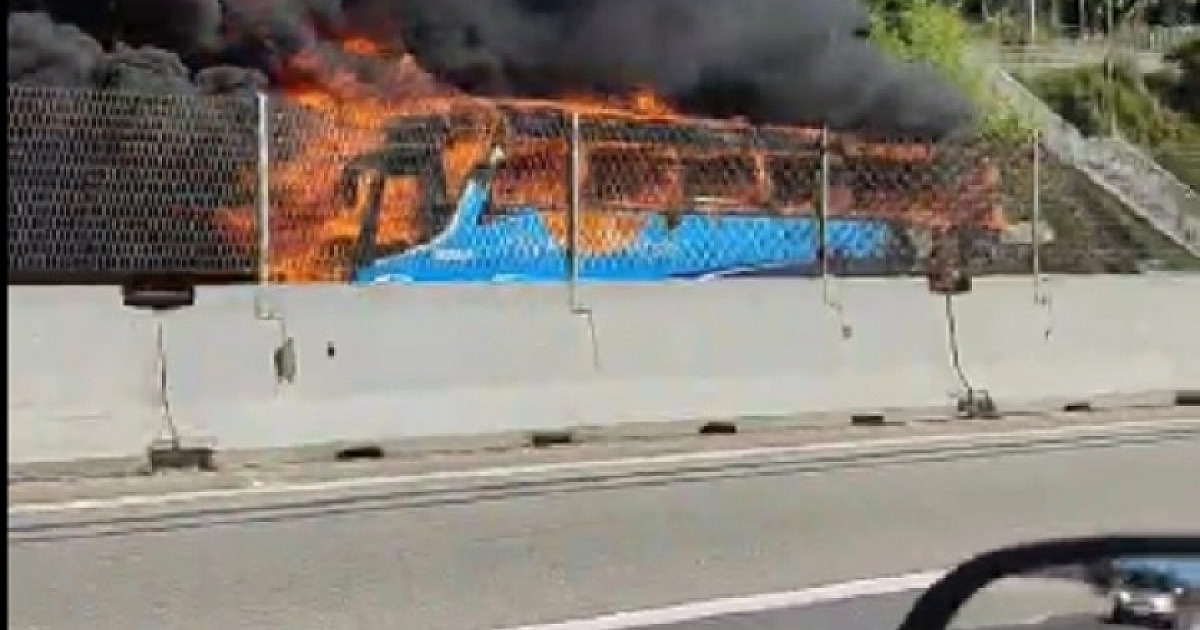 Ônibus de viagem pega fogo na Rodovia dos Tamoios