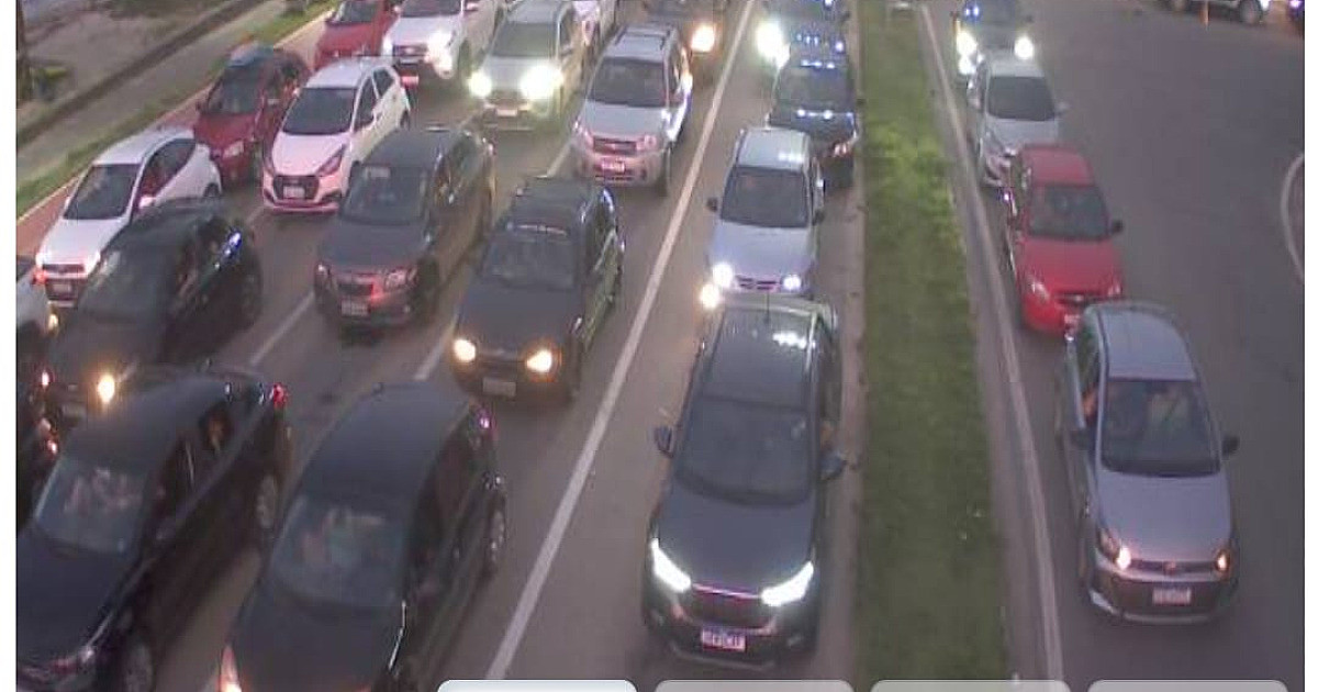 Fila da volta do feriadão exige paciência dos motorista para sair de Ilhabela