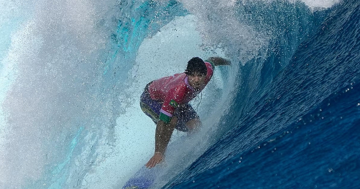Medina confirma favoritismo, supera Chumbinho e vai à semifinal do surfe olímpico