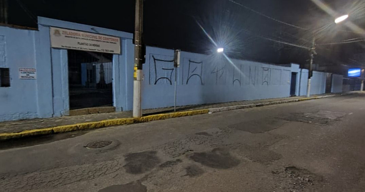 PM flagra pichação em cemitério de Ubatuba; suspeito usava veículo da Prefeitura
