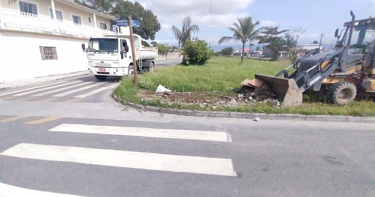 Ruas dos bairros da Costa Norte passam por ações de limpeza e remoções mecanizadas de entulhos