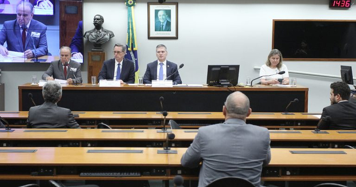Comissão especial de juristas aprova anteprojeto de nova legislação para portos; trabalhadores protestam