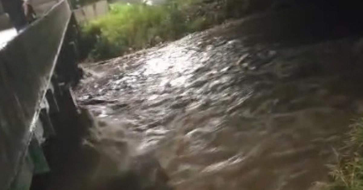 Chuva afeta 400 residências, 3 escolas e tira 30 famílias de casa em Ubatuba
