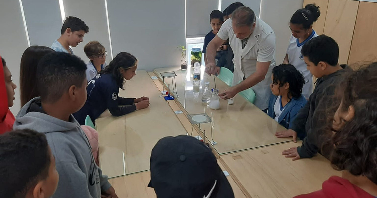 Alunos de escola municipal realizam aulas práticas na IETEC em Ilhabela