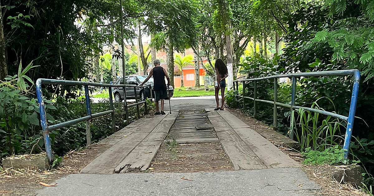 Após 12 meses, ponte em bairro de Caraguatatuba continua danificada e preocupa moradores