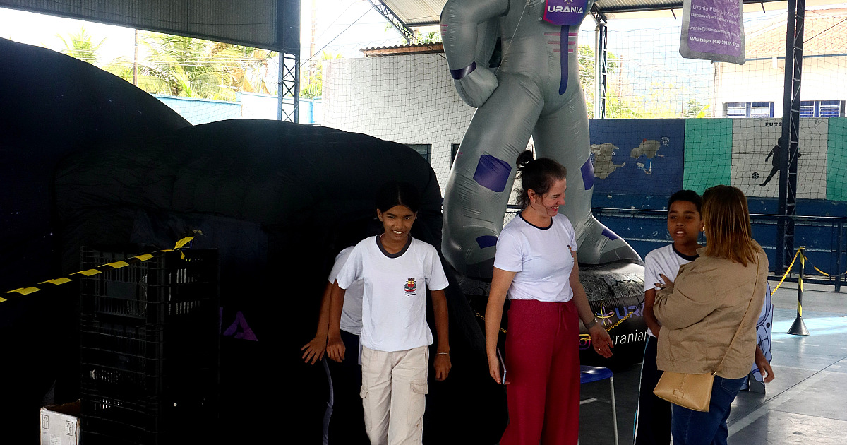 Estudantes de Caraguatatuba vivem jornada espacial com Planetário Itinerante