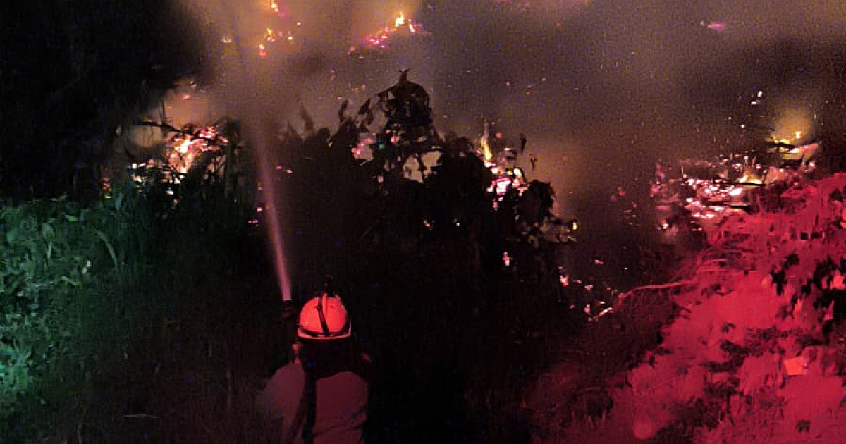 Incêndio atinge aterro sanitário em Ubatuba e destrói depósito de madeira