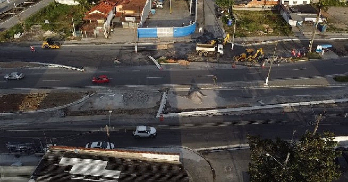 Prefeitura de São Sebastião acompanha obras de implantação de rotatória na SP-055, próximo à entrada da cidade