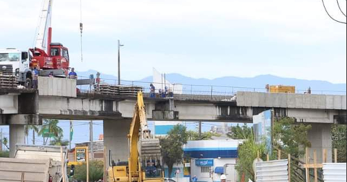 Motoristas precisam de paciência para passar em trecho de obra da Tamoios no centro de Caraguatatuba