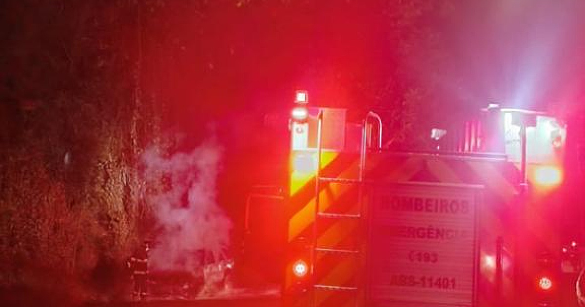 Bombeiros controlam incêndio em carro em Caraguatatuba