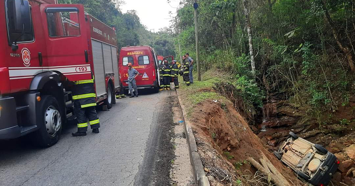 Polícia desconfia que Gol pode ter caído em córrego após motorista ter bebido