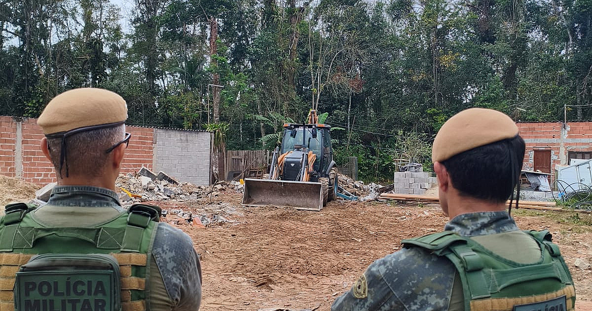 Polícia Ambiental demole construções irregulares em área protegida de Caraguatatuba