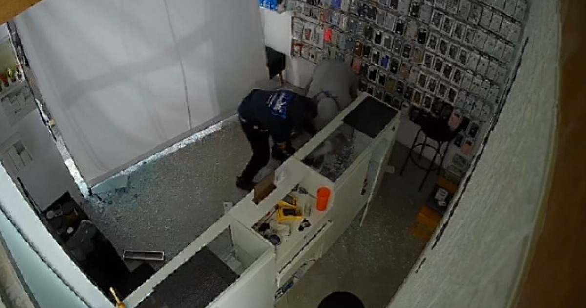 Vídeo mostra furto a loja de celulares em Ilhabela; prejuízo chega a R$ 43 mil