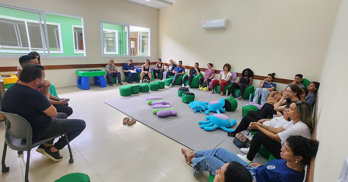 Secretaria de Educação de Ilhabela realiza escuta com Auxiliares de Primeira Infância em todas as unidades escolares