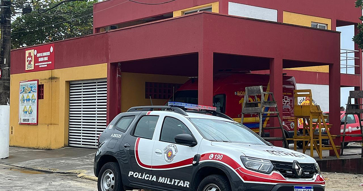 Corpo de homem é retirado do mar em Ubatuba na manhã desta quarta-feira (10)