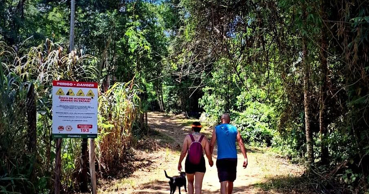 Para evitar novos acidentes, Prefeitura de Ilhabela instala placas de alerta na Cachoeira do Paquetá