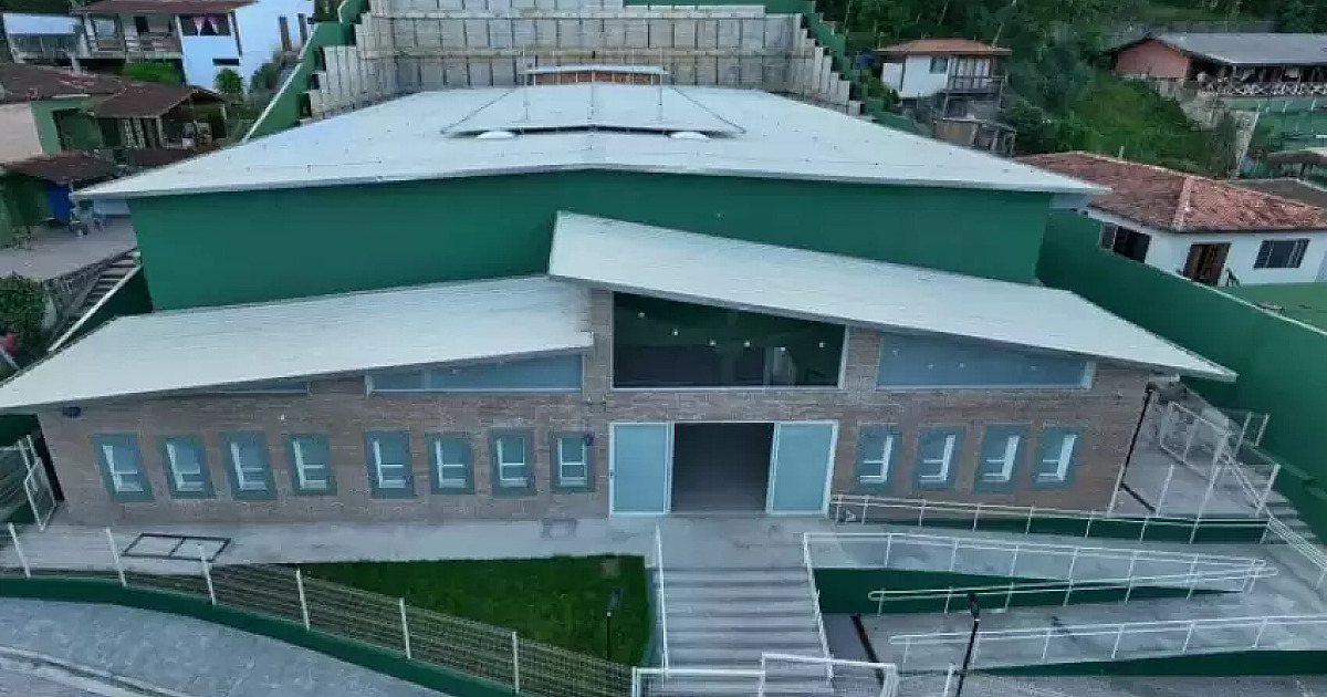 Professor de Ilhabela pede demissão após polêmica com mitologia em aula para adolescentes