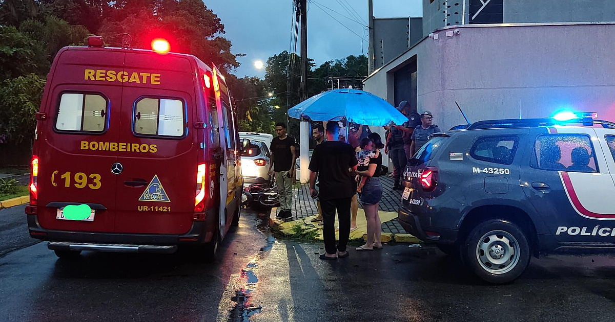 Mulher de 20 anos fica ferida após acidente entre carro e moto na Barra da Lagoa, em Ubatuba