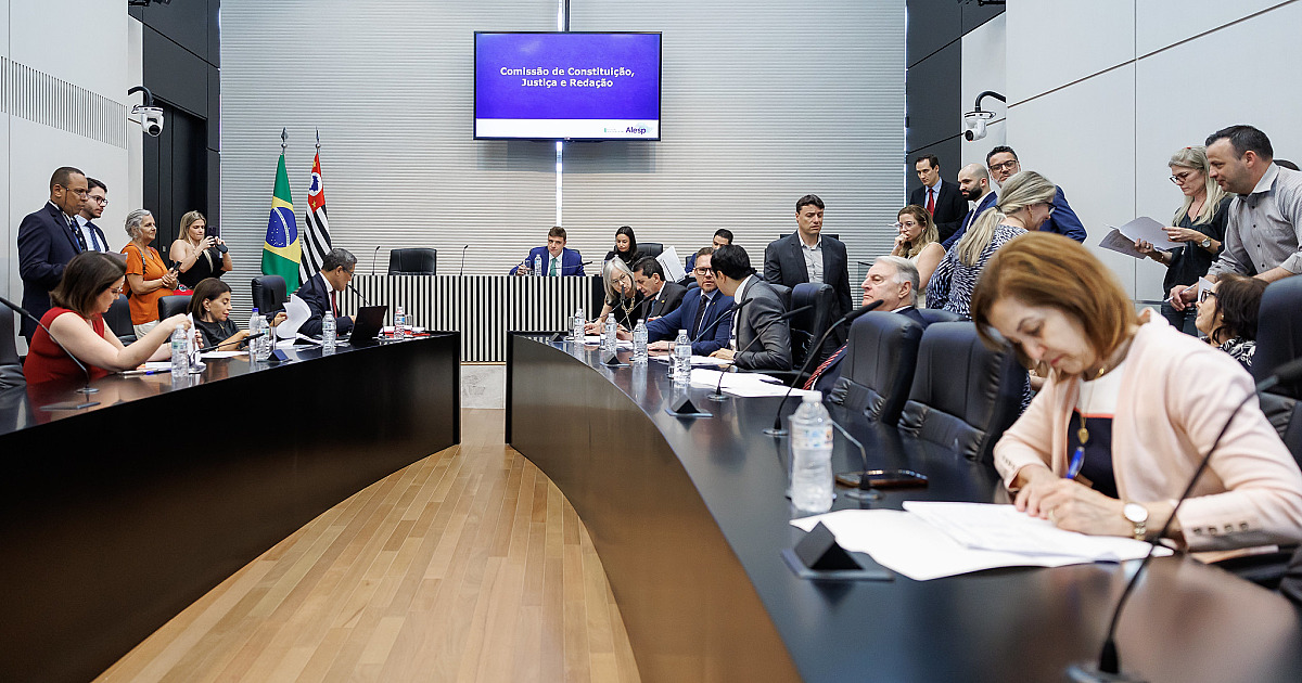 Comissão da Alesp dá aval a projeto que proíbe uso de celulares nas escolas
