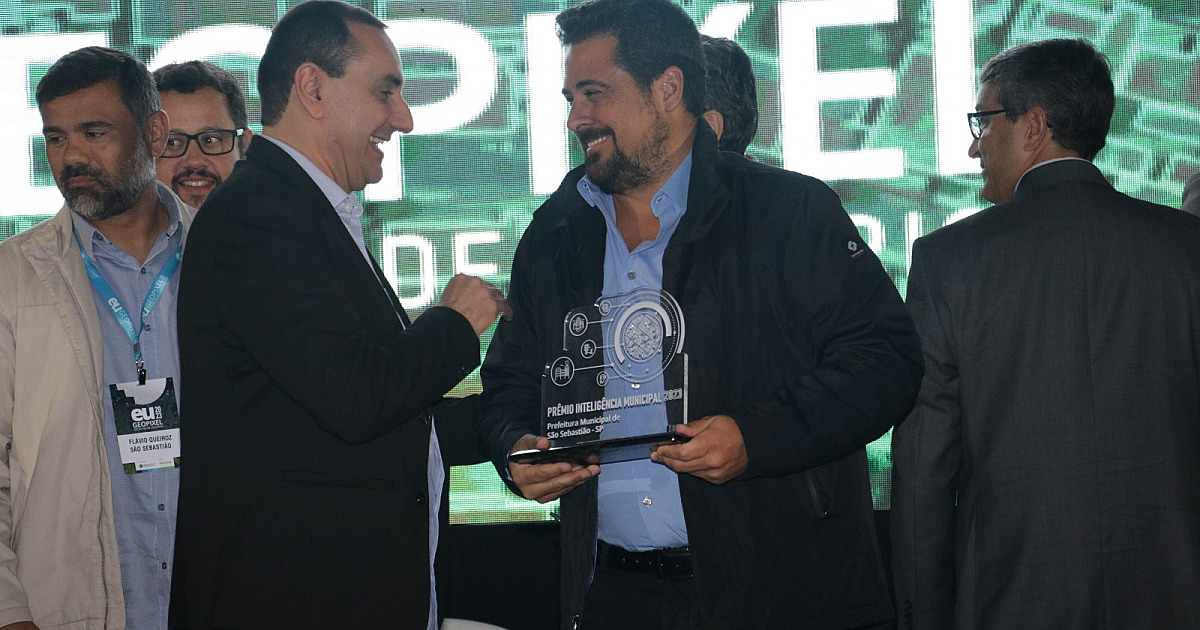 Felipe Augusto recebe Prêmio de Inteligência Municipal por colaboração da Geopixel durante a catástrofe