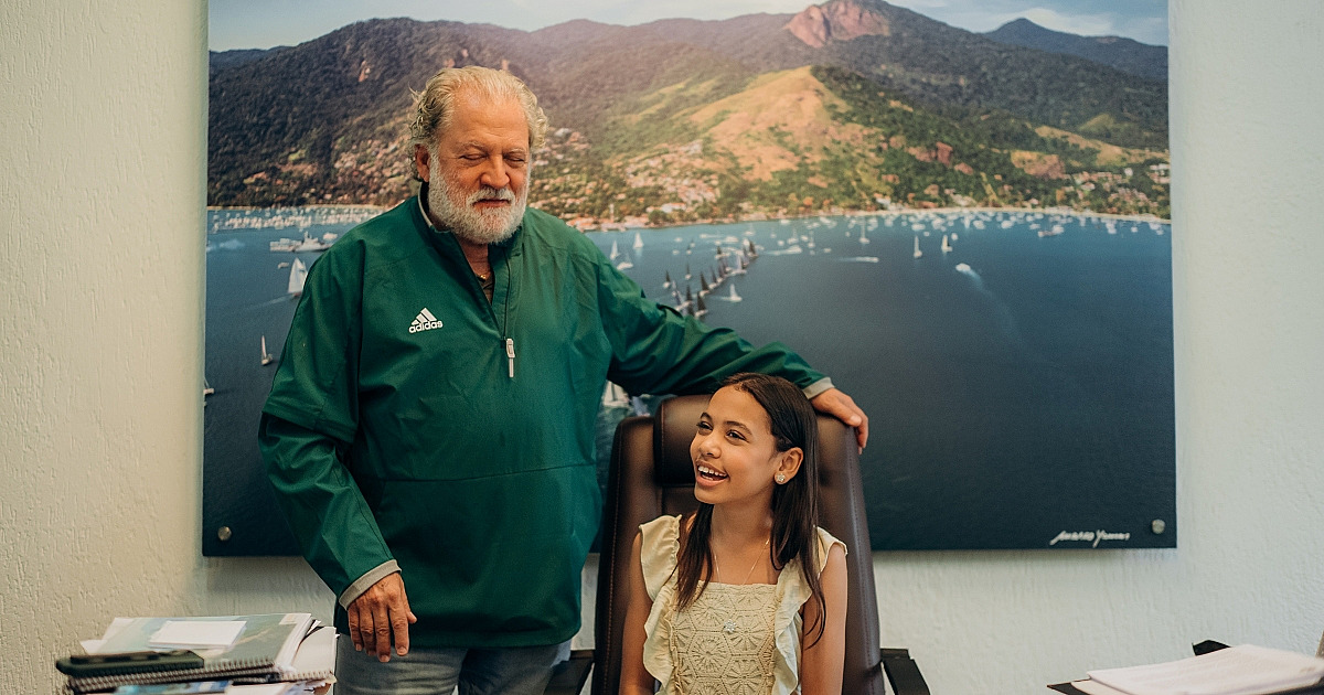 Toninho Colucci realiza o sonho de menina que queria ser prefeita por um dia em Ilhabela