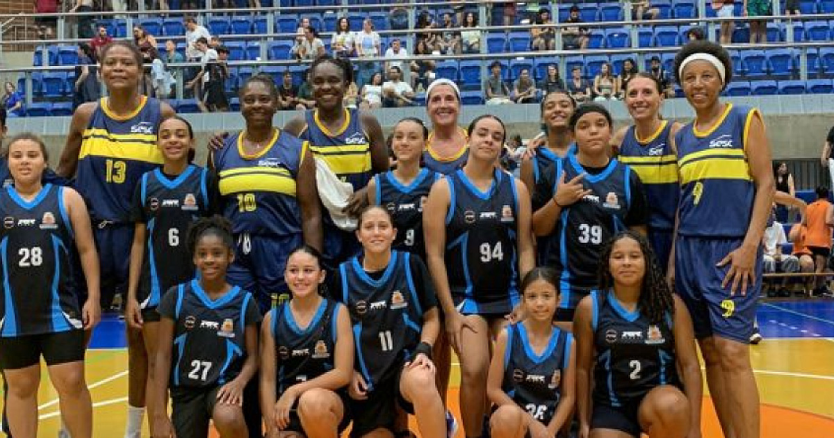 Basquete Feminino de Caraguatatuba participa de jogo comemorativo com campeãs mundiais no Sesc Jundiaí