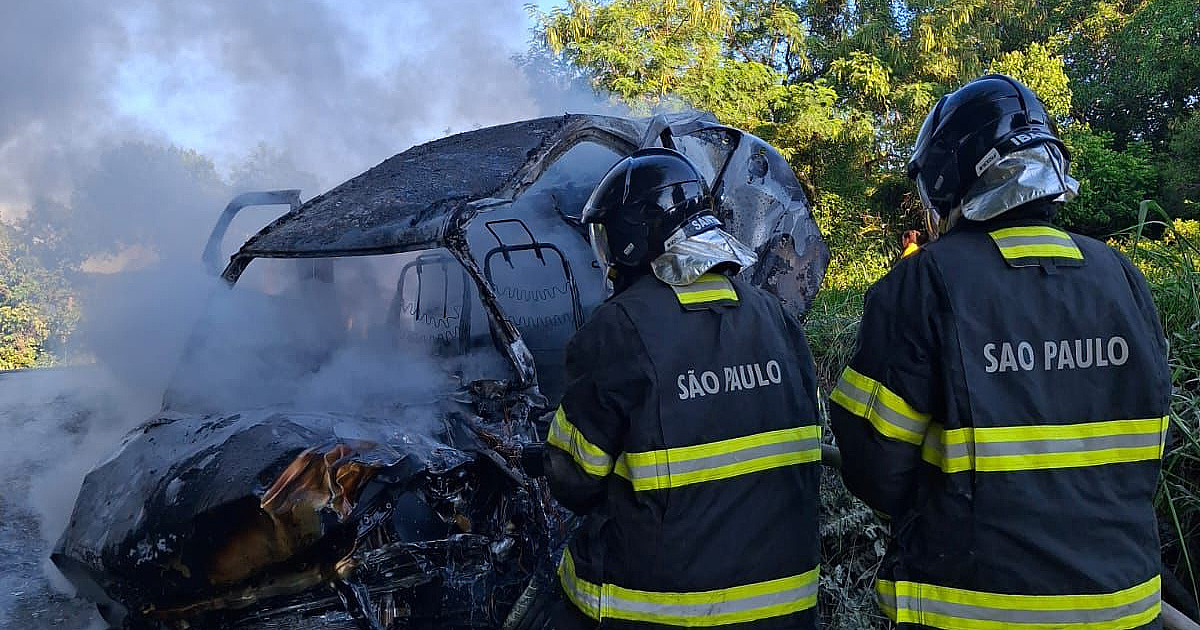 Colisão entre ônibus e carro causa bloqueia total da Rio-Santos em São Sebastião