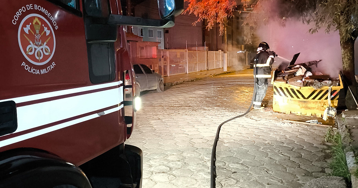 Incêndio em caçamba de entulho assusta moradores no bairro Umuarama, em Ubatuba