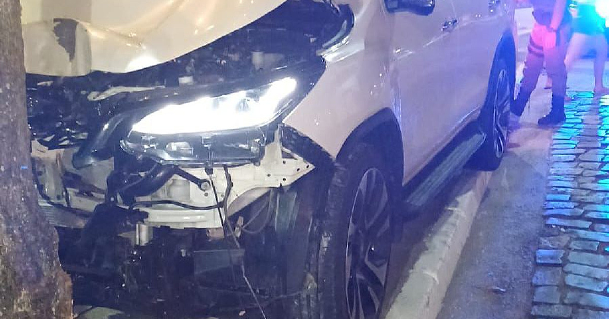 Motorista foge da PM, bate caminhonete e acaba preso Ilhabela
