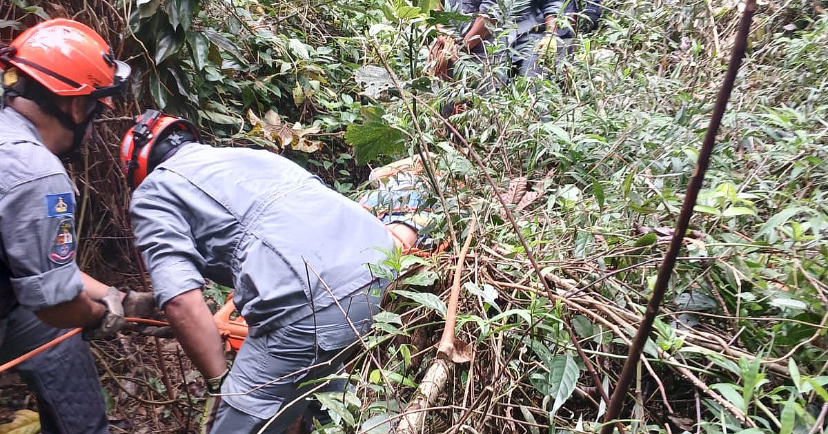 Turista norte-americana é resgatada após acidente em trilha de cachoeira em Ilhabela