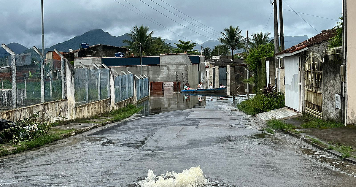 Moradores a mercê da própria sorte aguardam água da chuva escoar naturalmente em Caraguatatuba