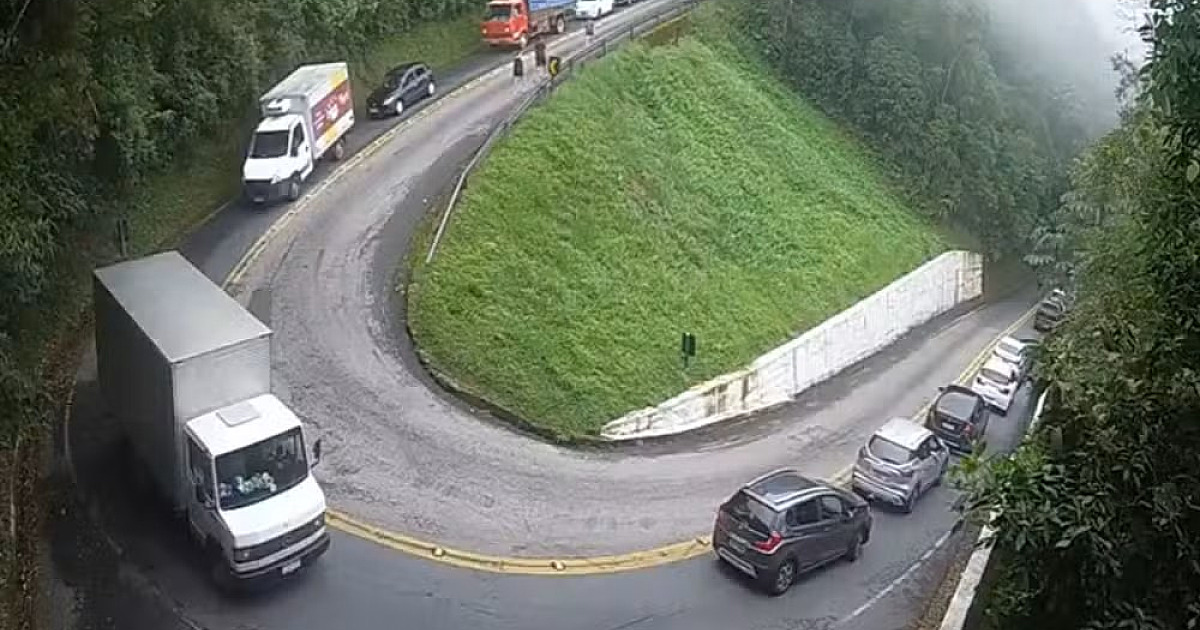 Trecho de serra da rodovia Oswaldo Cruz é interditado em Ubatuba