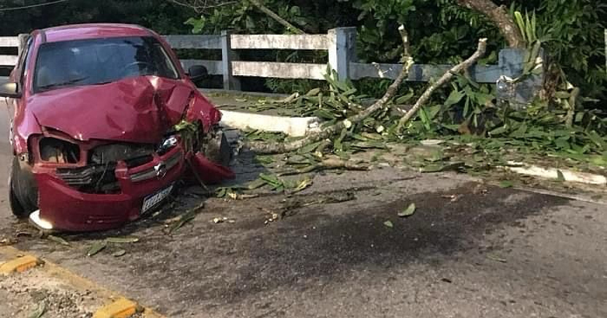 Carro bate em ponte no centro de Caraguá e é abandonado por motorista